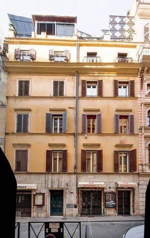 In the heart of the historic center of Rome, a stone's throw from Piazza di Spagna and precisely in via Sant'Andrea delle Fratte, Coldwell Banker offers for sale a splendid fully furnished apartment of approximately 150 square meters in excellent con...