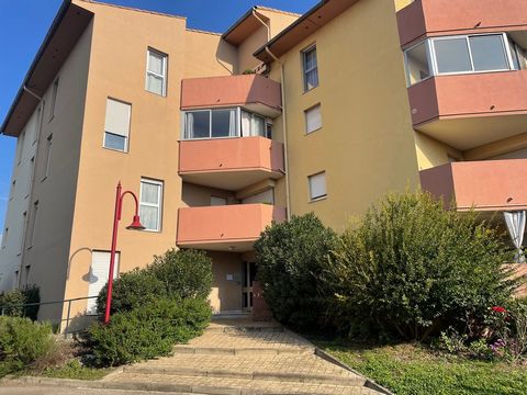 Très proche centre ville, appartement de 34 m2 habitables, 1er étage, ascenseur comprenant : dégagement avec placards, coin cuisine ouverte sur le séjour, coin chambre, sd'eau avec wc. Chauffage électrique. Parking privé. Résidence sécurisée. Locatai...