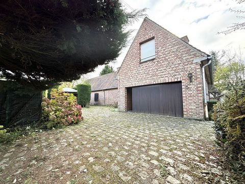 Situé au sein d'un secteur résidentiel. Venez découvrir cette maison d'architecte d'année 1985 en pavillon individuel séparé en deux maisons, sur une parcelle de plus de 1398m2. Vous trouverez sur la première partie un séjour d'environ 40m2 donnant a...