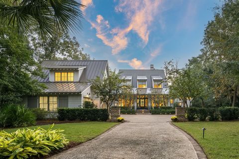 Located in Palmetto Bluff's May River Forest, 125 Mount Pelia offers marsh views and overlooks the 7th hole of the prestigious May River Golf Course. A 2022 Lighthouse Award winner for interior design, this property features 4 bedrooms, a 5th bonus r...