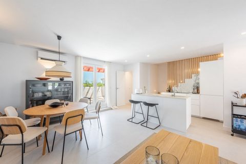 Located in Nueva Andalucía. Welcome to this stylish duplex penthouse that has been completely renovated in Scandinavian style. The residence is located in a highly sought-after urbanization in Nueva Andalucía, within walking distance of Centro Plaza,...