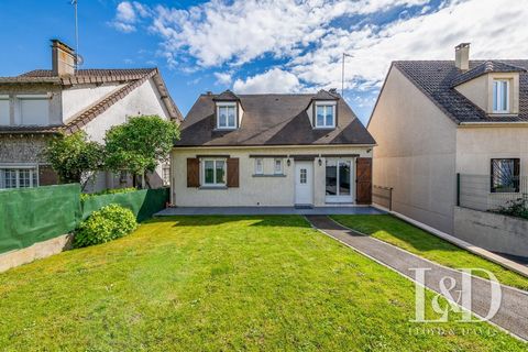 In Montlhéry, in a SUBURBAN AREA (west district), I present this FAMILY HOUSE, DETACHED of about 255m² on the ground, built on an enclosed plot of about 775m². -On the ground floor: a DOUBLE living room, (42m²), crossing, with fireplace with insert, ...