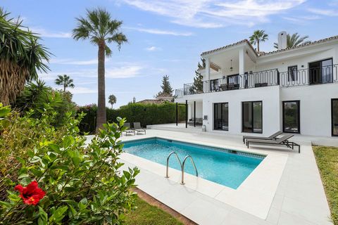 Located in Nueva Andalucía. This Andalusian-style villa is an exquisite blend of traditional elegance and modern luxury. Located in the prestigious community of Los Naranjos Hill Club, it offers not only a beautifully renovated interior but also comp...