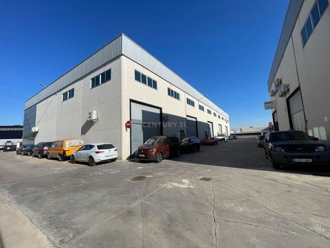 Impressive warehouse for sale in La Garena, Alcalá de Henares. This property is an excellent opportunity for those looking for a large commercial area to carry out their activities. The warehouse has an area of 243 square meters distributed over two ...