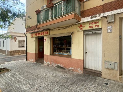 Nous vous présentons une excellente opportunité d'investissement dans la Rue Fonsanta, située dans un quartier en plein développement à Vilanova i la Geltrú, où la demande croissante de services et de logements rend ce local commercial attractif tant...