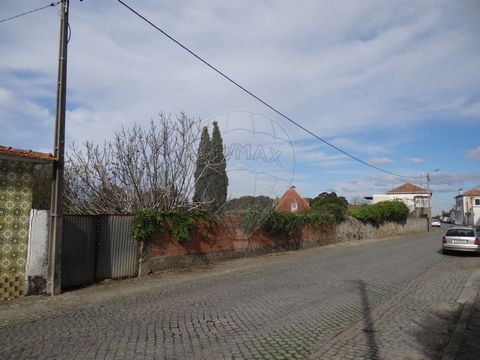 Terreno para venda em Grijó. Oportunidade para construtores ou para habitação própria. Frente com cerca de 50m. Situado em área urbanizada consolidada, permite a construção de até 5 moradias em banda. Zona com excelentes acessos à EN1 e A1, com comod...