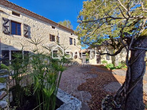 Ce sublime ensemble de caractère se dresse dans le triangle d'or, à seulement 5 minutes de Cordes-sur-Ciel, offrant un cadre prisé en pleine campagne. Proche d'écoles, collège et commerces, elle bénéficie d'un environnement tranquille au cœur d'un pe...