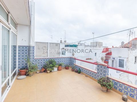 Spacious first floor flat, located in a quiet street in Maó, ideal for those seeking privacy and comfort. With independent entrance, this property has 2 double bedrooms, a bright living-dining room and a practical gallery that connects to a private t...