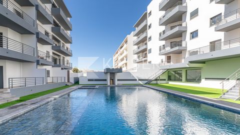 Modern appartement gelegen in een rustig wooncomplex van 4 blokken met 5 verdiepingen, met zwembad, ondergrondse garage, privé-opslagruimte en dakterras met panoramisch uitzicht op de adembenemende Ria Formosa. Ideaal gelegen op korte afstand van het...