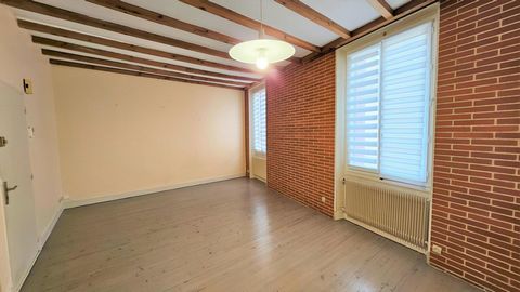 Au cœur d'Albi, T3 de charme avec garage à quelques pas de la Place Pelloutier ! Découvrez ce magnifique T3 de 78 m² situé au 1er et dernier étage d'une petite copropriété, a à peine 200 m de la Place Fernand Pelloutier. Profitez d'un espace de vie l...