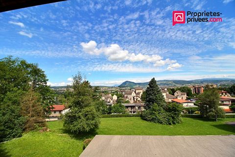 Haute-Savoie / Annecy / Hauteurs de Cran-Gevrier 74960 Laissez-vous charmer par cet appartement de 4 pièces, d'une superficie de 97 m², situé au 2ème et dernier étage d'une petite résidence entourée d'un joli parc et de nombreux espaces verts. Idéale...