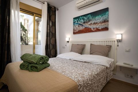 Dieses charmante Apartment mit 2 Schlafzimmern in Marbella bietet einen modernen und komfortablen Aufenthalt für bis zu 4 Gäste. Mit 90 m² Fläche ist das Apartment ideal gelegen, nur 50 Meter vom Strand entfernt, was es zum perfekten Ort für einen Ku...