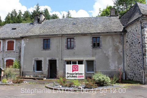 En EXCLUSIVITÉ, entre RIOM-ES-MONTAGNES et CONDAT (15), Stéphanie LATGÉ, vous propose, cette maison de village de 1812, dans un charmant village entouré de verdure, rivières... Construction en pierres, toiture en ardoises. Terrasse devant la maison e...