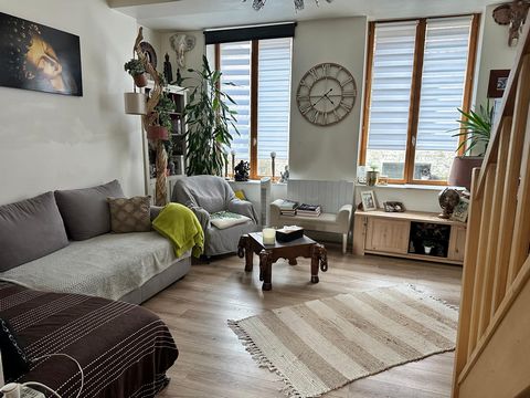 Situé en plein coeur de SAINT OMER, cet immeuble de caractère se compose de deux lots : un appartement et un local commercial. Idéal pour un investisseur à la recherche d'un revenu locatif attractif. L'appartement en duplex est actuellement loué meub...