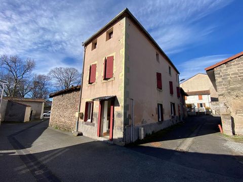 Au coeur du bourg de Joze, venez découvrir cette maison à étage avec DEPENDANCES. D'env 70 m², elle se compose au rdc d'une cuisine, salon, et salle d'eau avec wc. A l'étage, vous trouverez 2 chambres et 2 bureaux avec accès indépendants. Grenier amé...