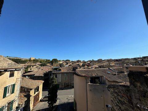 Appartement à vendre dans une maison de village située à Lauris. L'appartement de 56 m2 comprend un séjour, une cuisine, deux chambres, une salle d'eau et une mezzanine. Il a été rénové et l'électricité a été refaite. Il dispose d'une partie du garag...