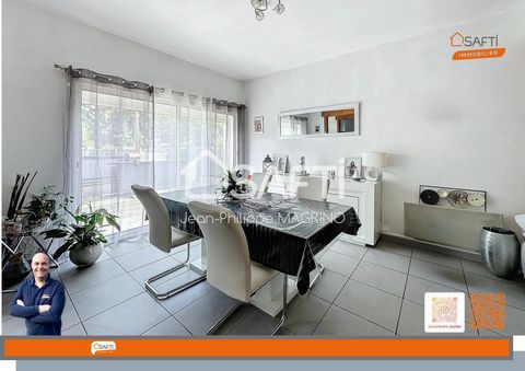 Si vous recherchez une maison spacieuse avec un grand jardin, venez découvrir cette villa ensoleillée à Laroque d'Olmes en Occitanie située à deux pas des commerces. Le vaste salon de 43 m², baigné de lumière, s’ouvre sur une cuisine moderne et entiè...