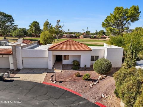 ORT! ORT! ORT! Auf dem begehrten Golfplatz des Dorado Country Club Premium-Grundstücks mit herrlichem Blick auf die Catalina Mountains und zwei grünen Fairways vor unserem großen blauen Himmel von Tucson! Spazieren Sie zum schönen Gemeinschaftspool/S...