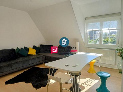 A louer, Libre de suite, Appartement de 62m2. Situé au dernier étage d'une petite copropriété, à deux pas de la plage, l'appartement comprend un hall d'entrée, un coin cuisine équipée et aménagé, deux chambres dont une très grande, un bureau ou dress...