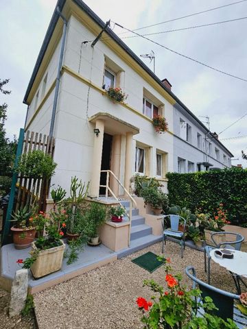 18000 BOURGES - QUARTIER PIGNOUX HOPITAL - Située au calme maison de 72.5 m² environ 5 pièces 2 chambres comprenant en rez de chaussée : Entrée, Salon, Salle à manger, Cuisine aménagée - Au 1er étage : Palier desservant 2 Chambres, Bureau, Salle de d...