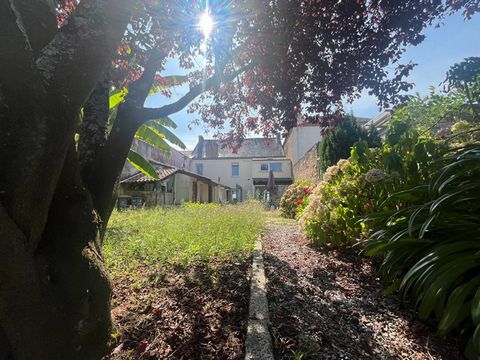 EXCLUSIVITE VIAGER OCCUPE SUR UNE TETE Maison située aux portes de Pornic, sur la commune de Ste Pazanne, Maison rénovée de 1900 centre ville et proche gare ( train NANTES PORNIC), Elle propose un beau volume avec jardin et garage. Au rez de chaussée...