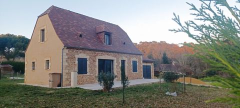 MAISON RECENTE de 98m2 à proximité du cente ville de Sarlat Sur un terrain de 1511m2 dans un secteur calme. En parfait état, cette maison se compose d'un séjour/cuisine ouverte de 42 m2 éclairé par une large baie vitrée donnant sur terrasse, d'une ch...