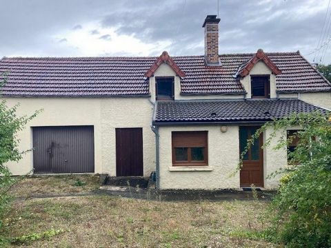 Situé sur la commune de Buncey, une maison de village de 130 m2 sur 2 niveaux sur un terrain cadastré pour 380 m2. Au réez de chaussée : entrée, buanderie, salle d'eau, toilettes, un salon séjour ( 25m2), une cuisine fermée non équipée(20m2), une vér...