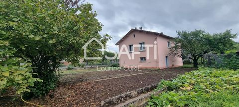 Située dans la charmante ville de Saint-Affrique, cette résidence bénéficie d'un emplacement privilégié offrant un cadre de vie paisible et convivial. Proche des commerces locaux, des écoles et des espaces verts, cette propriété est idéale pour les f...