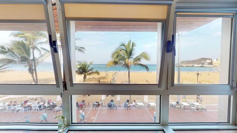 Fabulous and exclusive three-bedroom apartment/flat, two bathrooms with garage in the heart of Las Canteras' First Line. Its living room and kitchen-dining area offer views of the horizon, the sea, the beach and its surroundings at all hours. There, ...