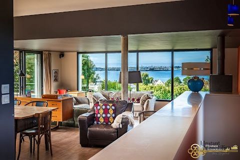 Discover this exquisite 200 m² house with its sea view. The house reveals a breathtaking view of the sea, where each day paints a unique picture according to the tides. From the living area, whether it's the lounge, dining room, or kitchen, one can c...