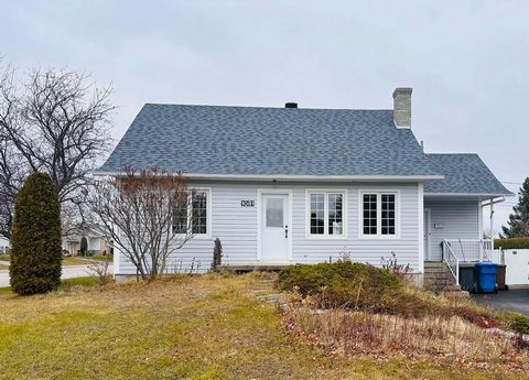 Cette charmante maison de 4 chambres, idéalement située à Roberval, a été soigneusement entretenue au fil des années. Elle offre un grand potentiel pour ceux qui souhaitent personnaliser leur futur chez-soi. Il ne vous reste plus qu'à la mettre au go...