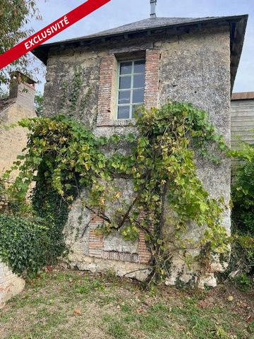 Situé en campagne découvrez cette propriété atypique, ancien site de fabrication de tuiles, d'extraction de pierres de tailles, de moellons, elle se compose d'une maison d'habitation à restaurer entièrement, de bâtiments restaurés, murs, charpentes, ...