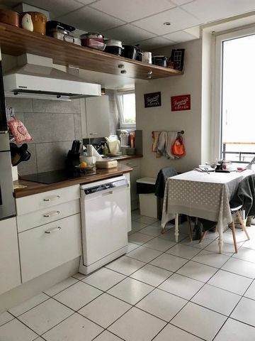 Au premier étage d'un très bel immeuble au centre ville de Mulhouse 1 appartement de 128 m2 habitables composé de : 4 chambres, un séjour, une salle à manger Une cuisine équipée Une salle de bain avec baignoire, douche et WC Un deuxième WC séparé Une...