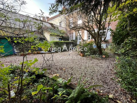 A VENDRE : située en centre ville d'Arques, cette jolie maison de ville entièrement rénovée avec goût alliant le cachet préservé de l'ancien et les équipements modernes offre de belles pièces de vie. Au rez-de-chaussée : entrée, séjour sur parquet av...