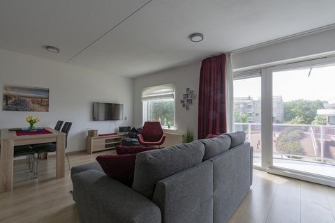 Zapraszamy do przestronnego i atrakcyjnego apartamentu wakacyjnego, zaledwie kilka metrów od plaży w Julianadorp. Ten przytulny apartament, położony na pierwszym piętrze kompleksu, posiada w dużej mierze zadaszony balkon, idealny do cieszenia się świ...