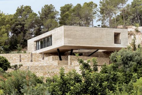 In der malerischen Umgebung der Urbanisation Racó de Galeno in Benissa entsteht eine atemberaubende moderne Villa, die von der Vielfalt der Hügel, Klippen und einsamen Buchten beeinflusst ist. Diese zeitgenössische Residenz scheint anmutig über der t...