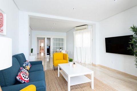 Diese herrliche Ferienwohnung für den Urlaub von 179 Quadratmetern mit einer Terrasse von 15 Quadratmetern mit Blick von der Etage von Las Canteras, im modernen und eleganten Stil, ist ideal für eine bequeme und entspannende Sonnenliege und direkt am...