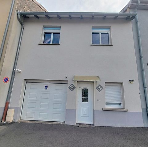 Je vous invite à venir découvrir cette maison de village de 110m² située dans la charmante commune de Francaltroff (57670). Elle se compose, au rez-de-chaussée, d'un séjour ouvert sur la cuisine et donnant un accès direct à l'extérieur. L'étage dispo...