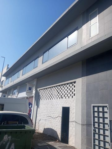 NUEVO EN EL MERCADO, Local comercial ( Nave ) en el Polígono industrial de Coín, buen acceso, completamente diáfano. Ideal para empezar tu negocio o para rentabilizar en alquiler.~Esta incluido en el precio una plaza de aparcamiento que se encuentra ...