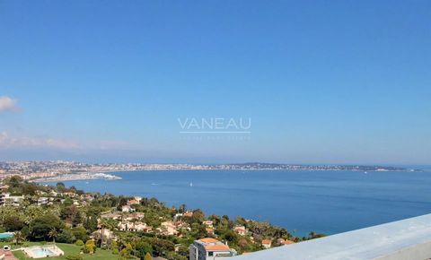 A CANNES, nell'esclusivo quartiere La Californie, in una residenza di lusso immersa in 8 ettari di parco con piscina, due campi da tennis, campo da basket, campo da golf e parco giochi per bambini. L'ultimo piano comprende un appartamento di 135 m2 c...