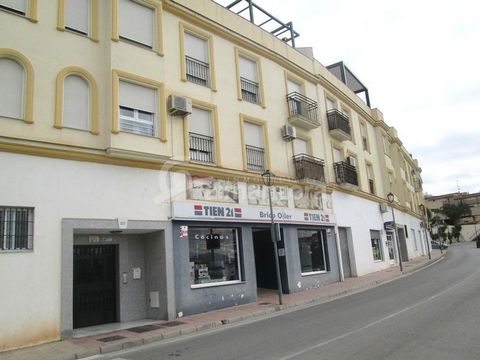 Un appartement moderne et propre de trois chambres à vendre à Albox. L’appartement du deuxième étage se trouve dans un immeuble avec ascenseur et comprend un salon avec coin repas, une cuisine moderne avec buanderie, une salle de bains séparée avec b...