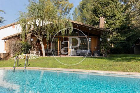 LA MEJOR FINCA EN VENTA EN GOLF SANT CUGAT, A 15 MINUTOS ANDANDO DEL TREN, A 11 KM DE LA ZONA ALTA DE BARCELONA Y A 23 KM DEL AEROPUERTO aProperties tiene el placer de presentarles esta finca, sin duda excepcional y única, con su casa a cuatro viento...