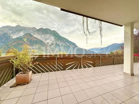 Ambiente tranquillo e soleggiato con vista impressionante sulle montagne del Montafon. Inizia la giornata pieno di energia grazie a un collegamento alla rete elettrica per dormire senza problemi al piano di sopra. La terrazza di circa 30 mq offre spa...