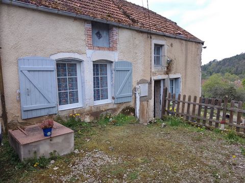 Auf den Höhen von Poulangy, hübsches Haus zum Komfort mit einer Küche mit Blick auf das Dorf, einem Duschbad und WC, einem Schlafzimmer und einem großen Raum, der gerade renoviert wird. Auf der Rückseite befinden sich ein großer Abstellraum, ein Kell...