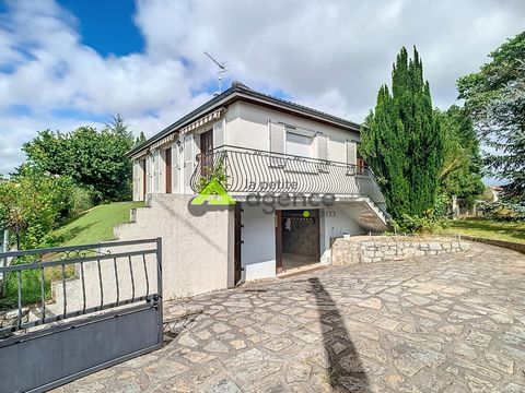 Votre Petite Agence Guéret vous propose à la vente cette belle maison sur sous-sol dans un quartier calme et reposant de Gouzon. Celle-ci dispose d'une belle cuisine équipée, une pièce de vie de 27.37m2, une salle d'eau avec douche et baignoire, un W...