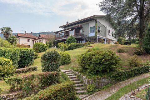 Elegante villa te koop op een steenworp afstand van het centrum van Stresa met uitzicht op het Lago Maggiore en de Borromeïsche eilanden. De woning is omgeven door een aangename tuin, beplant met lokale essences. Bovendien is hij gezien zijn vorm bij...