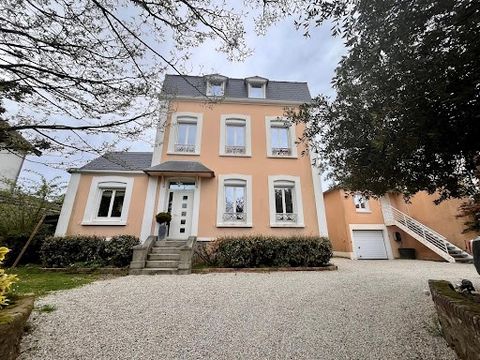 CENTURY 21 Royer Immo vous propose à DONVILLE-LES-BAINS et idéalement située : Cette charmante propriété sur 3 niveaux, composée de 7 pièces principales. Au rez-de-chaussée : Une entrée, un bureau, un salon/séjour lumineux, une cuisine aménagée et éq...