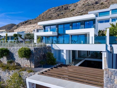 Villa di lusso di nuova costruzione con vista sul mare in Sierra Cortina, Finestrat Arrivando all'Urbanizzazione c'è un muro in pietra naturale con un'altezza di 7 metri e porte di accesso automatiche alla villa che raggiungono il garage coperto a li...