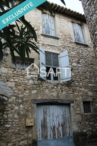 Découvrez cette maison à rénover avec un fort potentiel dans le charmant village touristique de Donzère. Idéalement située à proximité immédiate du marché, des parkings et de la place du marché, cette maison bénéficie d'un emplacement stratégique ent...