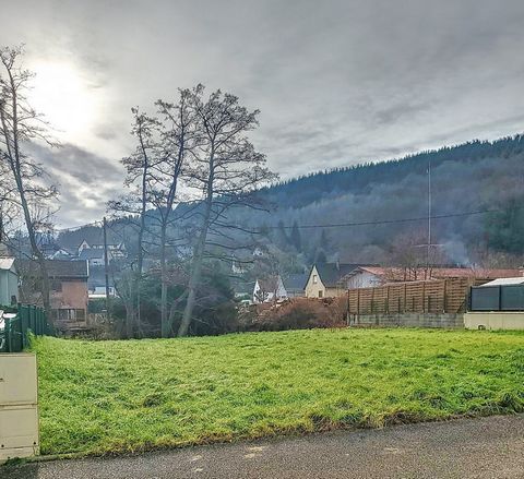 In Schirmeck, in unmittelbarer Nähe und in fußläufiger Entfernung zu Annehmlichkeiten (Geschäfte, Schule, Bahnhof, etc.) bietet dieses Grundstück von mehr als 6 Ar eine völlig ebene Fläche. Die Wartung wurde bereits durchgeführt. Es befindet sich in ...